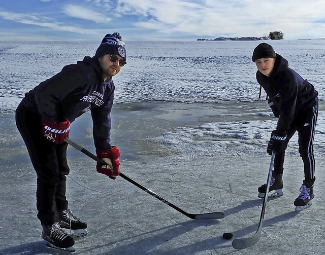 Eishockey geht auf der kleinsten Flch...Laurin Laule auf einem Lffinger Feld.  | Foto: Heidrun Simoneit