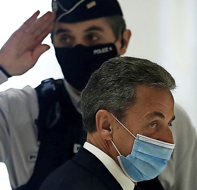 Sarkozy verlsst den Gerichtssaal.  | Foto: Michel Euler (dpa)