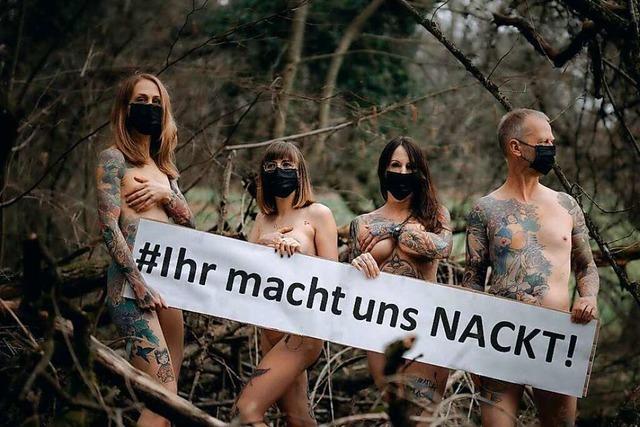 Auch Lörracher Tätowierer protestieren nackt gegen die Politik