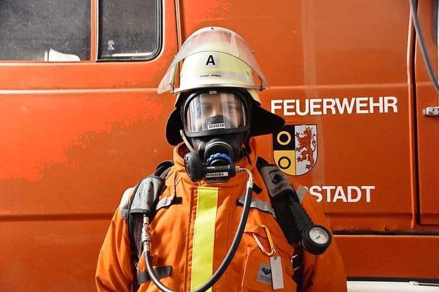 Wie es fr Feuerwehrleute ist, eine Atemschutzmaske zu tragen