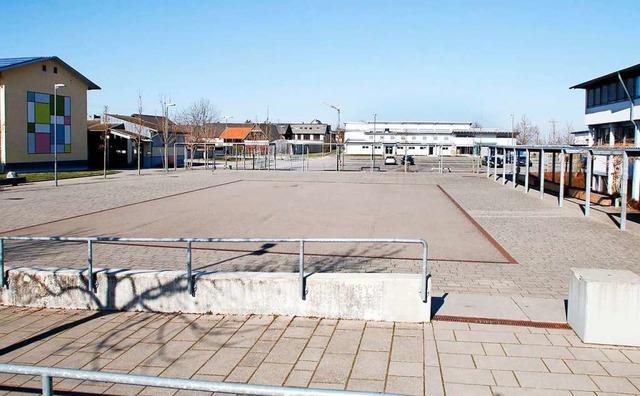 Der Platz zwischen Grundschule (links)...nten Erweiterung der beiden Schulen.    | Foto: Heidi Fel