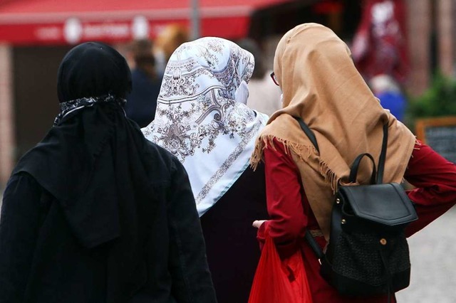 Drei Muslima mit Kopftchern in einer Fugngerzone  | Foto: Ralph Peters via www.imago-images.de