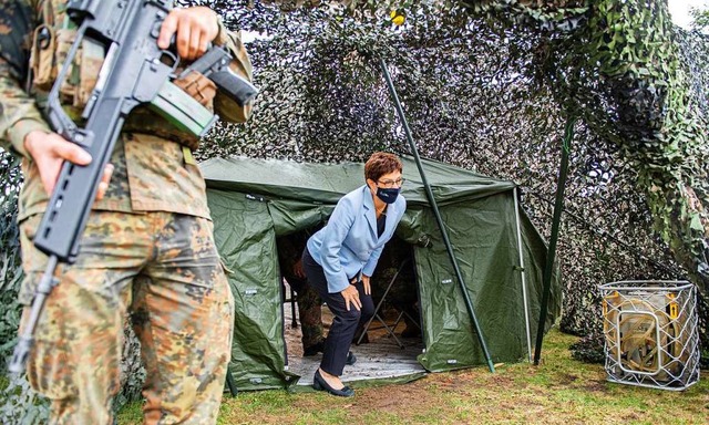 Die Verteidigungsministerin vergangene...ber bei einem Truppenbesuch in Mnster  | Foto: Guido Kirchner