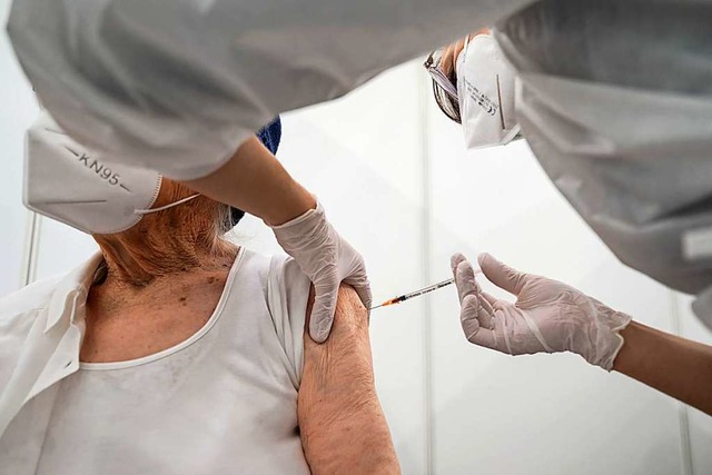 Der Impfstoff soll in den Arm: Baden-W... Probleme bei der Vergabe der Termine.  | Foto: Marijan Murat (dpa)