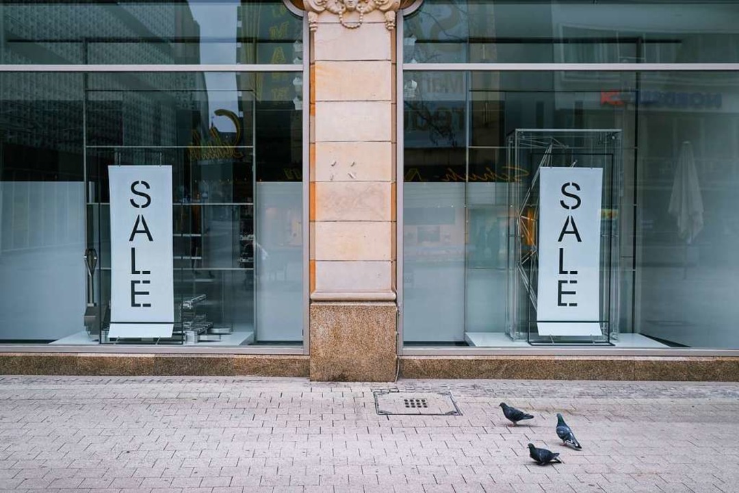 &#8222;Sale&quot; steht im leeren Scha...ekette in der Innenstadt von Hannover.  | Foto: Ole Spata (dpa)