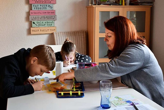 Mareike Wenk beim Homeschooling mit Ju...anna ist jetzt wieder im Kindergarten.  | Foto: Leony Stabla