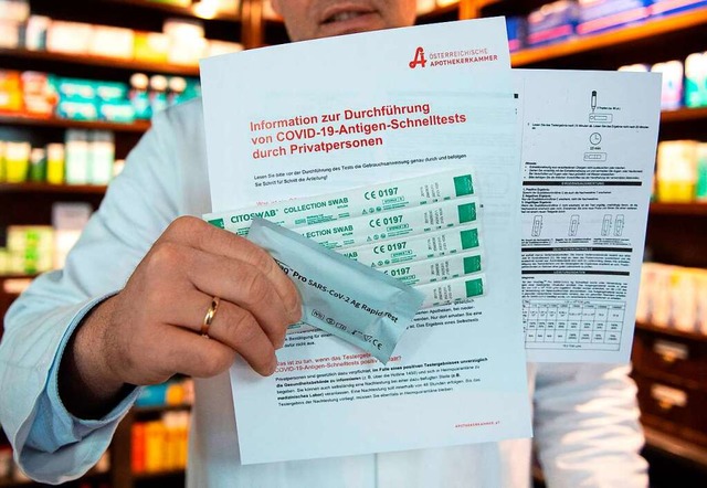 In Apotheken werden Schnelltests angeboten (Symbolbild).  | Foto: JOE KLAMAR (AFP)