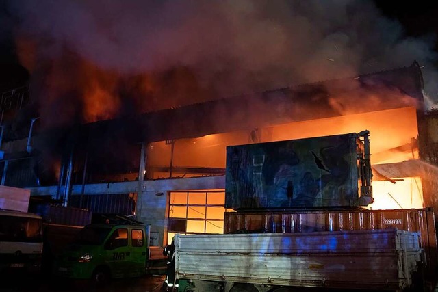 In Flammen stand in der Nacht zum Dienstag eine Halle in Neuenburg.  | Foto: Volker Mnch