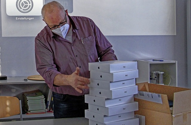 Rektor Frank Klauser freut sich ber d...ch damit fr den Unterricht erffnen.   | Foto: Ruth Seitz