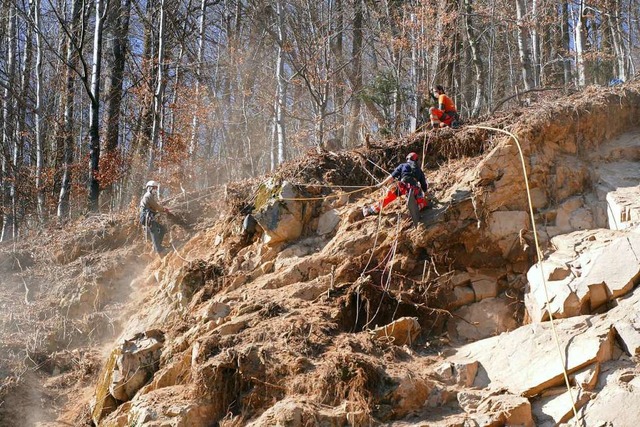 Gesichert mit Seilen wie Bergsteiger s...ng in der Schnauer Strae im Einsatz.  | Foto: Sarah Trinler