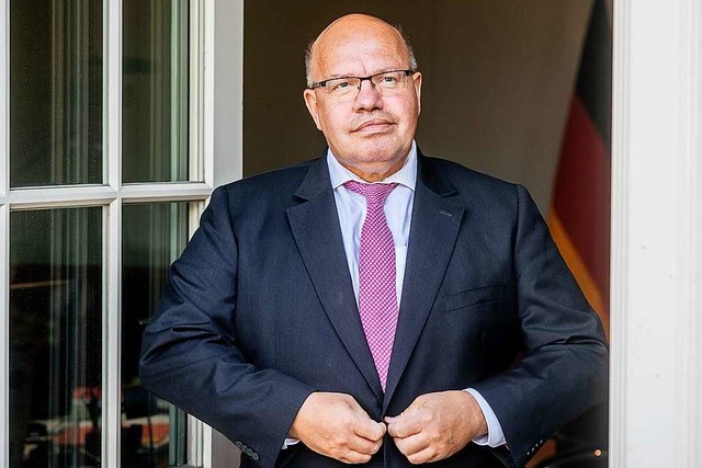 Seit einem Jahr bestimmt die Corona-Pa...on Wirtschaftsminister Peter Altmaier.  | Foto: Michael Kappeler