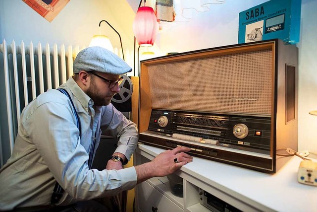 Kevin Nikodem liebt alte Radios und deutsche Schlager aus den 50er-Jahren.  | Foto: Federico Gambarini (dpa)