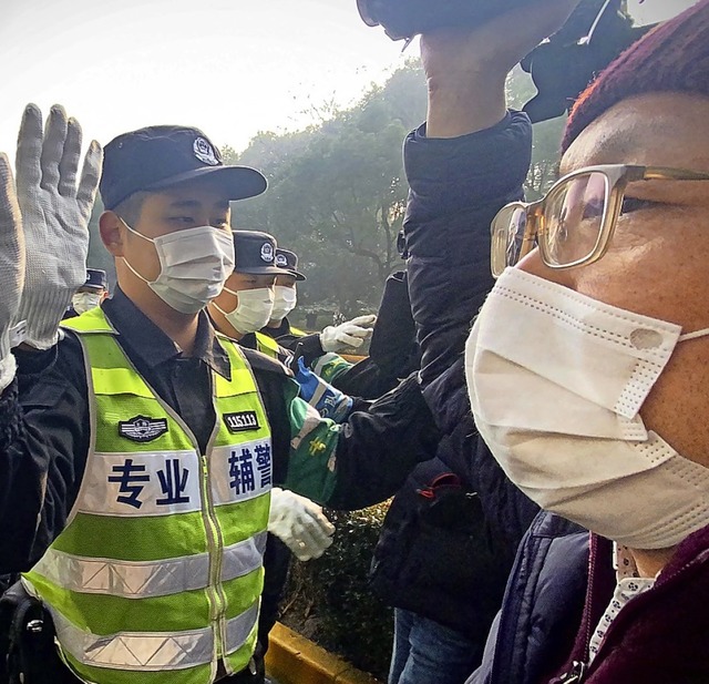 Polizisten hindern Journalisten bei de...alb des Volksgerichtshofs in Shanghai.  | Foto: LEO RAMIREZ