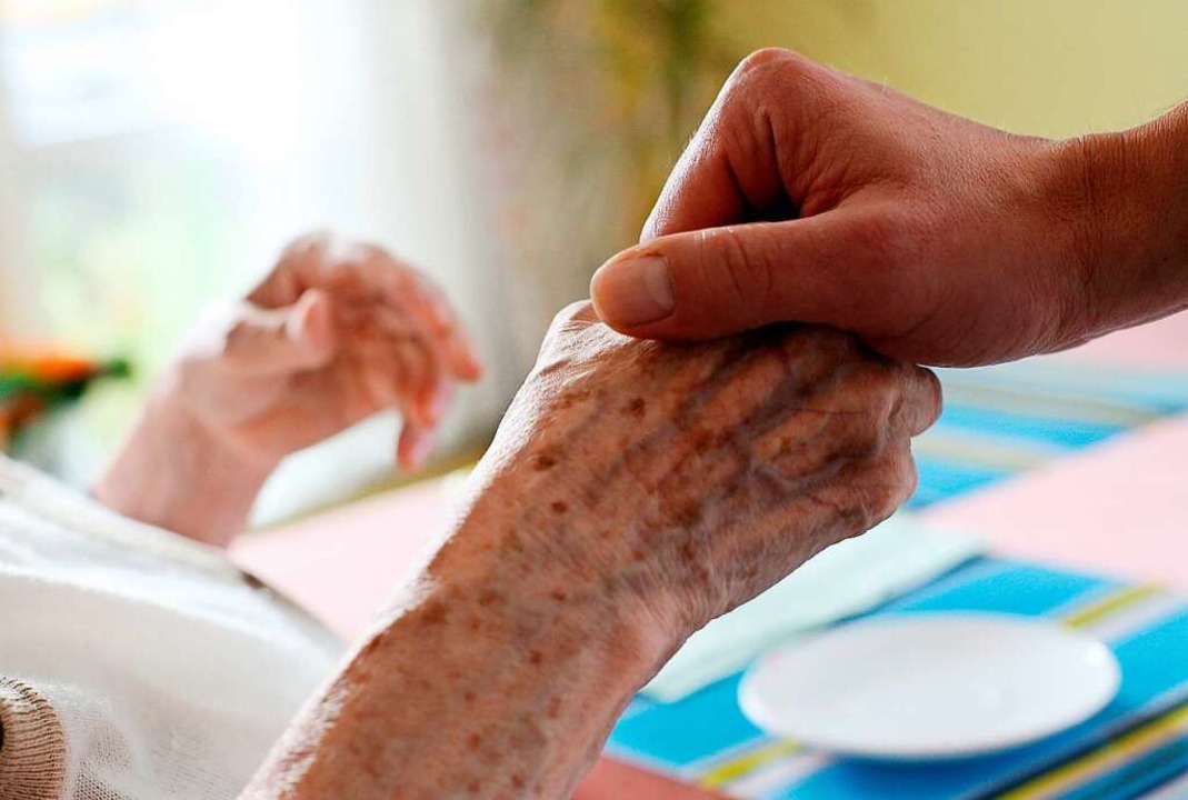Viele Menschen starben in Pflegeheimen an oder mit Covid-19.  | Foto: Oliver Berg (dpa)
