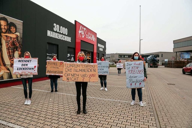 Schuhverkuferinnen protestieren in Ettenheim.  | Foto: Sandra Decoux-Kone