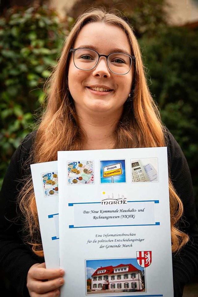 Stefanie Schuler mit der von ihr erste... Marcher Gemeinderte angefertigt hat.  | Foto: Hubert Gemmert