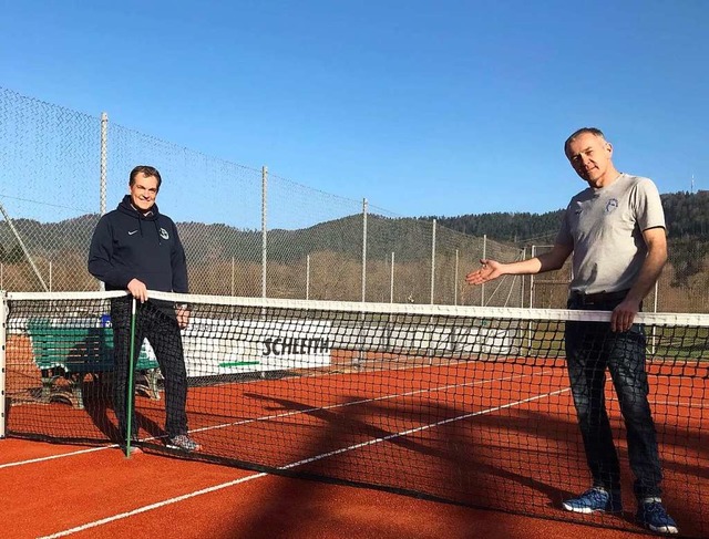 Uwe Bitzenhofer (links) und Peter Runge zeigen den neuen Platz.  | Foto: Michael Drfler