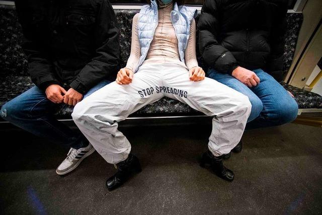 Wie zwei Berlinerinnen mit Hosen gegen breitbeiniges Sitzen protestieren