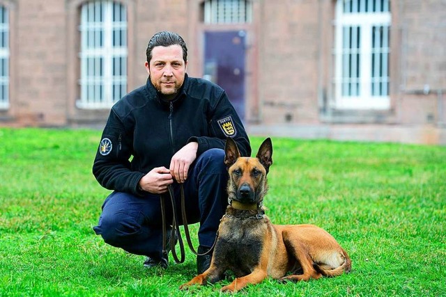 Der Justizvollzugsbeamte Boris Wieczor... JVA Freiburg mit Drogensprhund Dexx   | Foto: Ingo Schneider