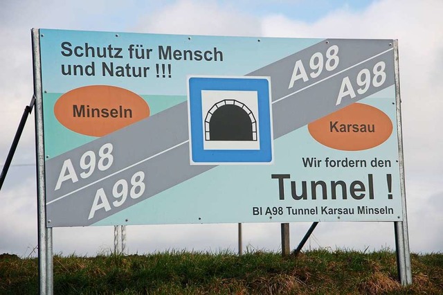 Der Streit um die Tunnellnge dauert s...Schild wurde bereits 2015 aufgestellt.  | Foto: Petra Wunderle