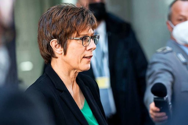 In der Munitionsaffre beim Kommando S...rrenbauer (CDU) zunehmend unter Druck.  | Foto: Kay Nietfeld (dpa)