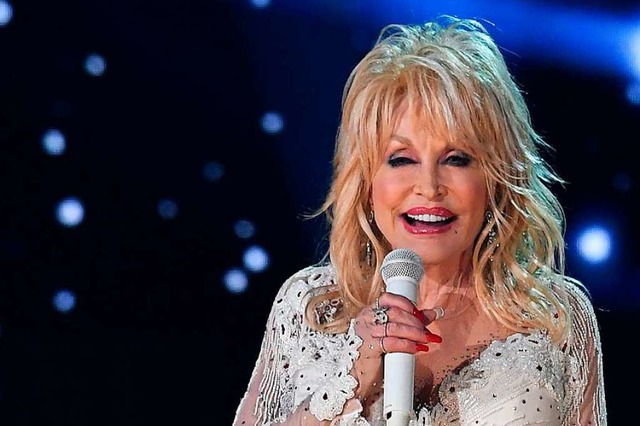 Dolly Parton hatte die Forschung an de...it einer Millionen-Spende untersttzt.  | Foto: ROBYN BECK (AFP)