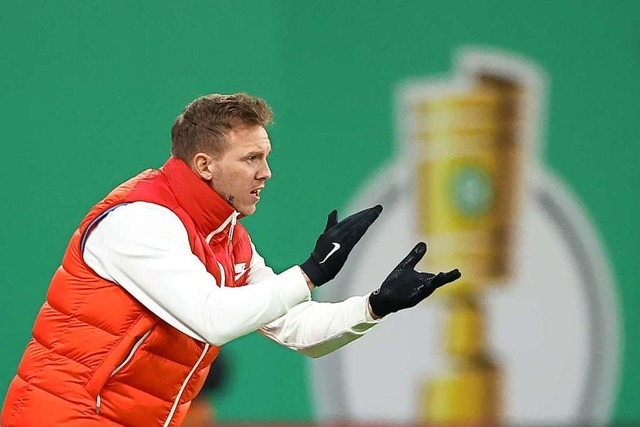 Der Pokal zum Greifen nah: Leipzigs Trainer Julian Nagelsmann gestikuliert.  | Foto: Jan Woitas (dpa)