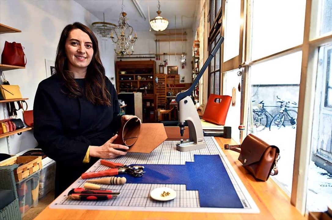 Magdalena Wolf arbeitet und gestaltet ...Handtaschen und Accessoires aus Leder.  | Foto: Thomas Kunz