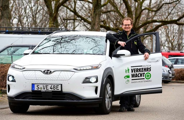 Jerry Clark von der Verkehrswacht ldt...in, in seinem E-Auto Platz zu nehmen.   | Foto: Ingo Schneider