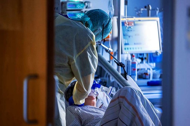 Pflegekrfte sind in der Corona-Pandemie besonders gefordert.  | Foto: Jens Bttner