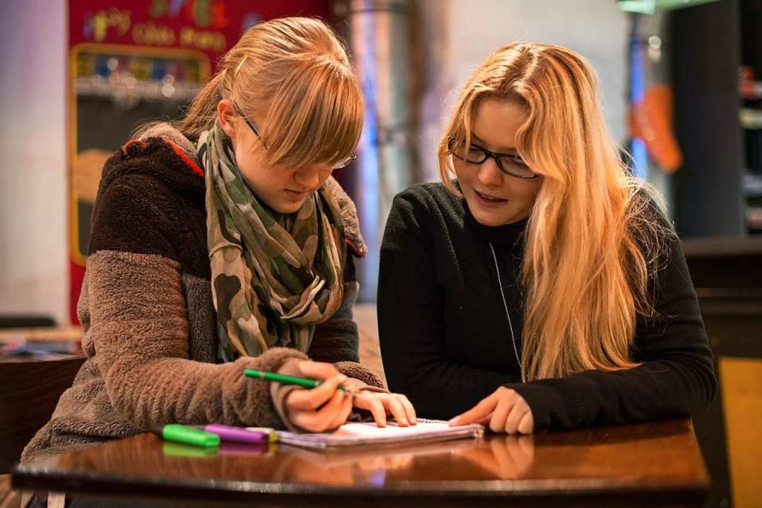 Studierende begleiten Teenager aus ben...entoringprogrammen wie Rock your life.  | Foto: Armin Weigel