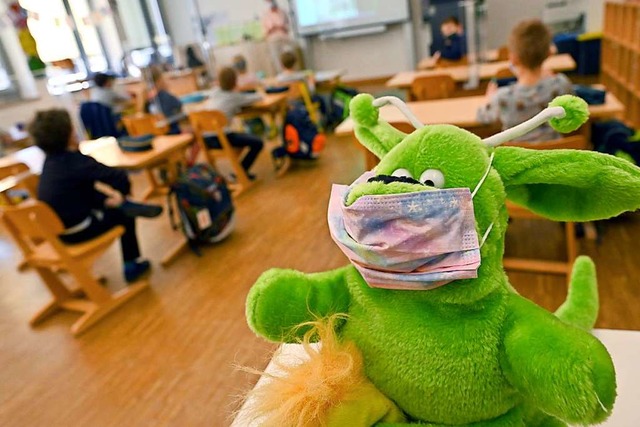 Mit Abstand und Mundschutz, aber ohne ...den Grundschulen im Sdwesten zugehen.  | Foto: Peter Kneffel (dpa)