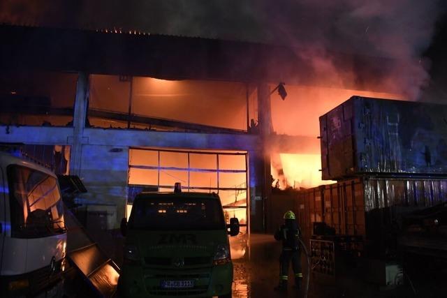Großbrand zerstört Lkw-Werkstatt im Neuenburger Gewerbegebiet