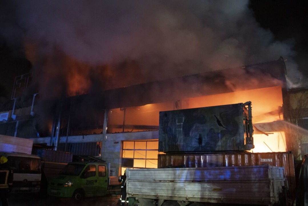 Viele Meter hohe Flammen schlugen aus ...ze Rauchsäule stand über dem Brandherd  | Foto: Volker Münch