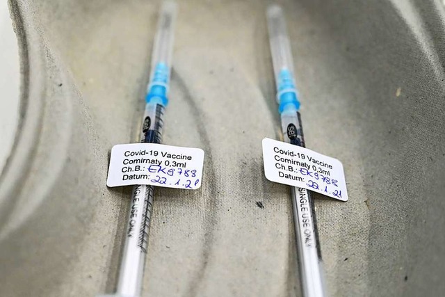 Zwei Spritzen mit dem Covid-19-Impfsto... das Impfen in Hausarztpraxen starten.  | Foto: Felix Kstle (dpa)