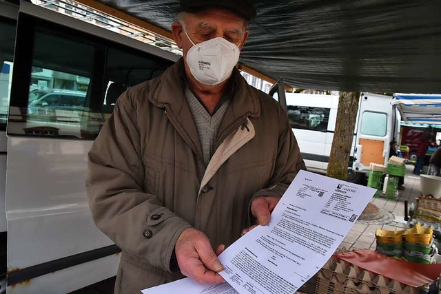 Gerhard Brombacher mit dem Bugeldbesc...h ber mangelndes Fingerspitzengefhl.  | Foto: Nicolai Kapitz