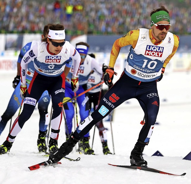 Fabian Riele (Startnummer 10) macht in der Verfolgergruppe Tempo.   | Foto: Karl-Josef Hildenbrand (dpa)