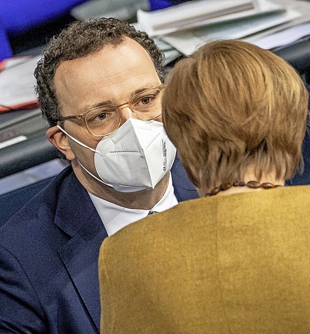 Gesundheitsminister Spahn und Kanzlerin Merkel im Bundestag  | Foto: Michael Kappeler (dpa)