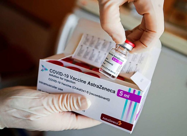 Mehr Menschen knnen sich mit dem Impf...razeneca gegen Covid-19 impfen lassen.  | Foto: Hannibal Hanschke (dpa)