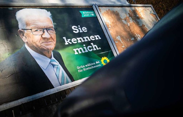 Ein Wahlplakat fr Ministerprsident Winfried Kretschmann in Stuttgart.  | Foto: Christoph Schmidt (dpa)