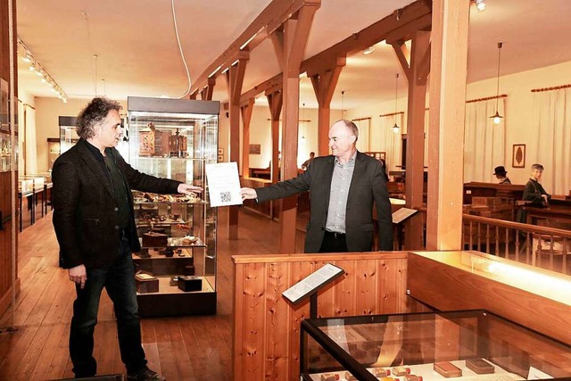 Museumsleiter Patrick Benz (links) und...ar Benz stellten die Audioguides vor.   | Foto: Sandra Decoux-Kone
