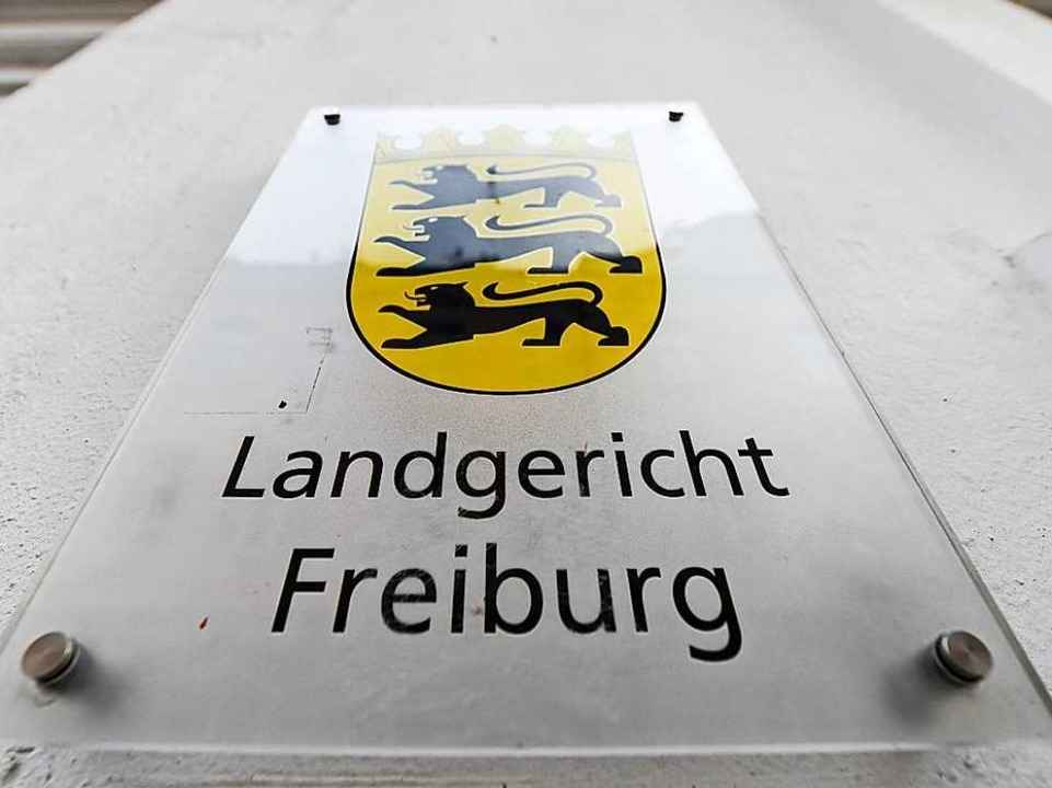Am Landgericht Freiburg wurde gegen den 24-J�hrigen verhandelt.  | Foto: Patrick Seeger (dpa)