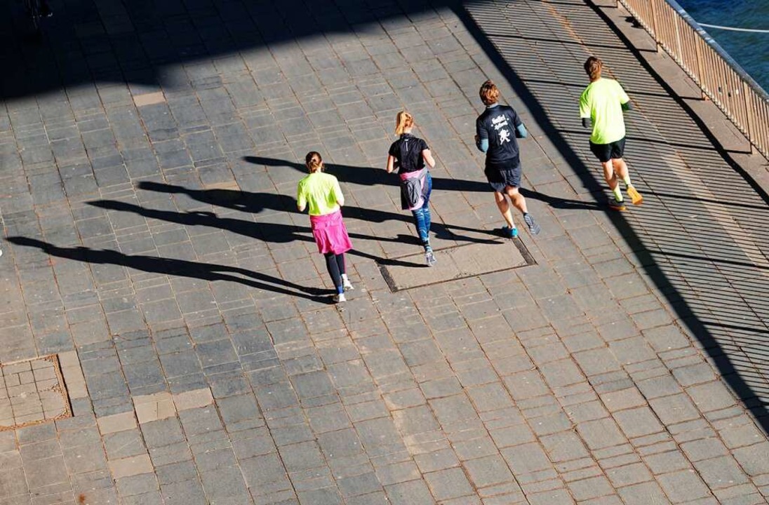 Laufen für einen guten Zweck, das fördert die 4x4x8-Challenge  | Foto: Henning Kaiser (dpa)