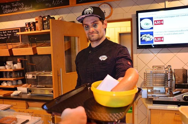 Die Wurst kommt in die Box: Fleischwur...bei Christian Rckert in Gundelfingen.  | Foto: Jonas Hirt