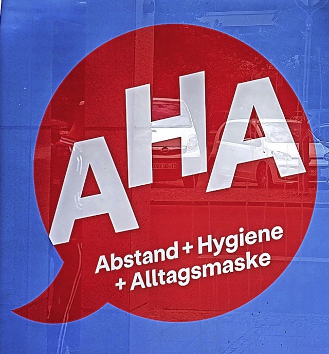 Abstand halten, Maske tragen, auf Hygiene achten &#8211; die AHA-Regeln.  | Foto: Paul Zinken (dpa)