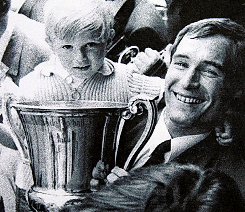 Mit dem Schweizer Meister-Pokal und So...mas: Helmut Hauser vor rund 50 Jahren.  | Foto: Repro: Ralph Lacher