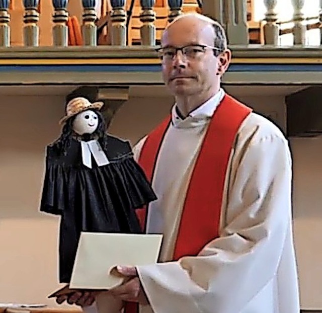Vom Kirchengemeinderat bekam Pfarrer M...bschied einen Zustupf fr einen Talar.  | Foto: screenshot