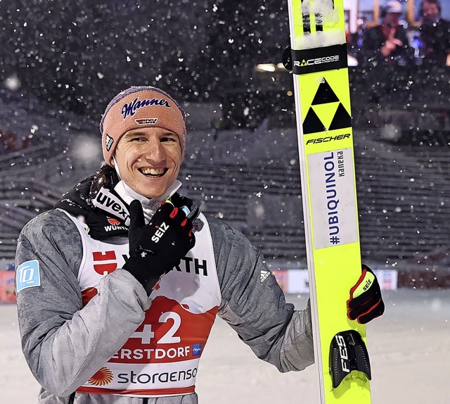 Er freut sich ber die Bronzemedaille von der Groschanze: Karl Geiger  | Foto: Daniel Karmann (dpa)