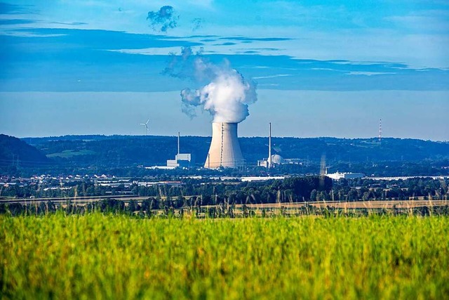 Die Atomkraftwerke (AKW) Isar 1 (l) und Isar 2 mit dem Khlturm in der Mitte.  | Foto: Armin Weigel (dpa)