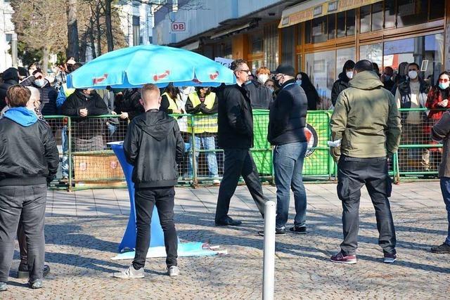 Antifa belagert Wahlkampfstnde der AfD in Weil und Lrrach